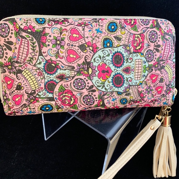 One-of-a-kind HYDROGRAPHIC sugar skull wristlet - Picture 4 of 6